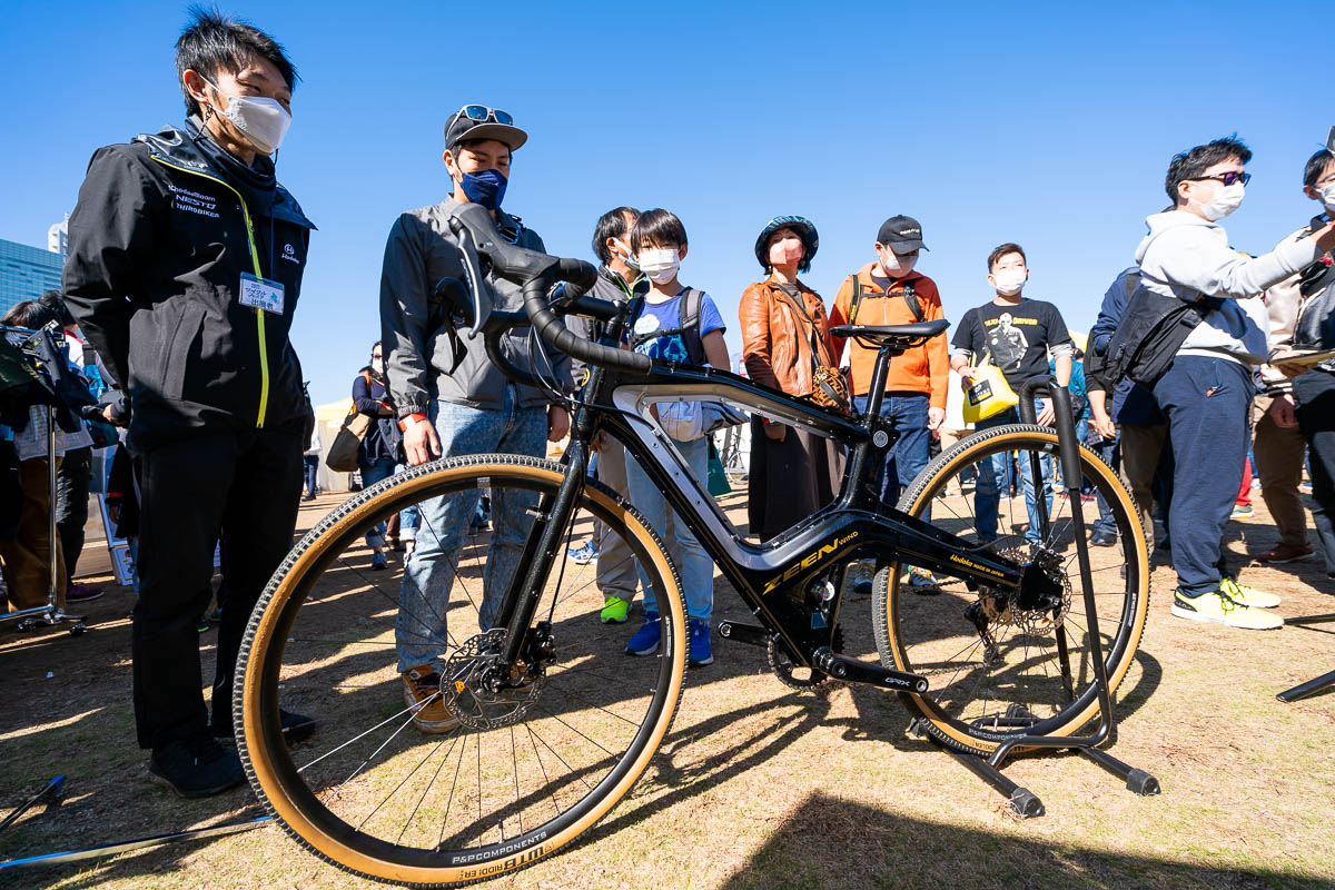 100%リサイクルアルミ材を使用した世界初の自転車フレーム「ZEEN WIND」が注目を浴びていたホダカのブース