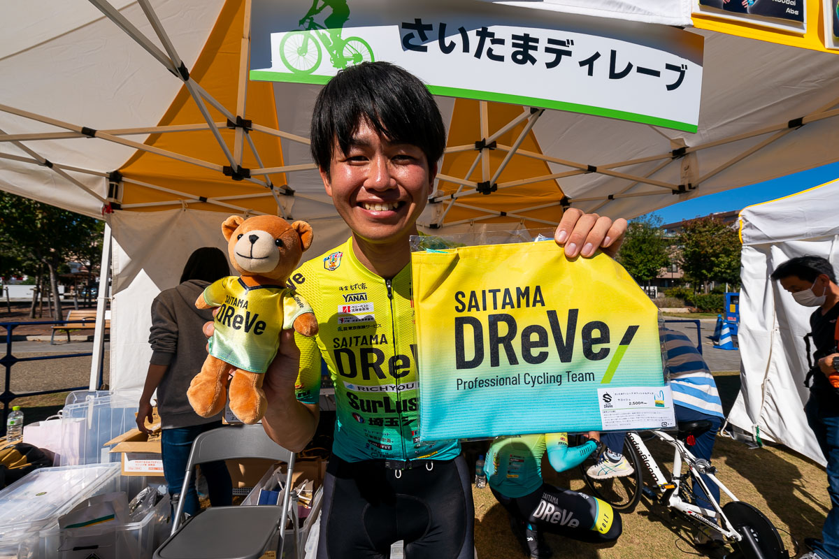 どこかの自転車メディアの編集部員がさいたまディレーブのコスプレをしてサコッシュやクマさんを売ってました