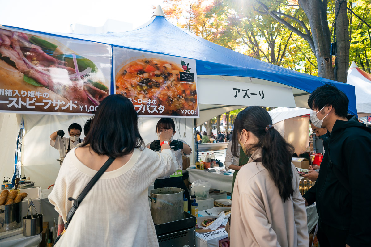 フランス市場では各店自慢の出来たて料理を購入できるのが魅力