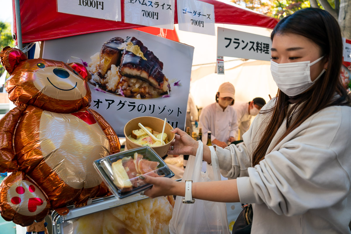 ビストロやまで料理を購入したお客さんを、クマちゃんと一緒に撮らせてもらいました