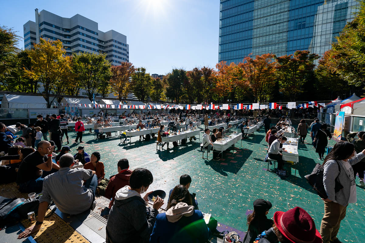 今年のさいたまるしぇは、ソーシャル・ディスタンスが配慮され、食事スペースと売店スペースが分けられていた