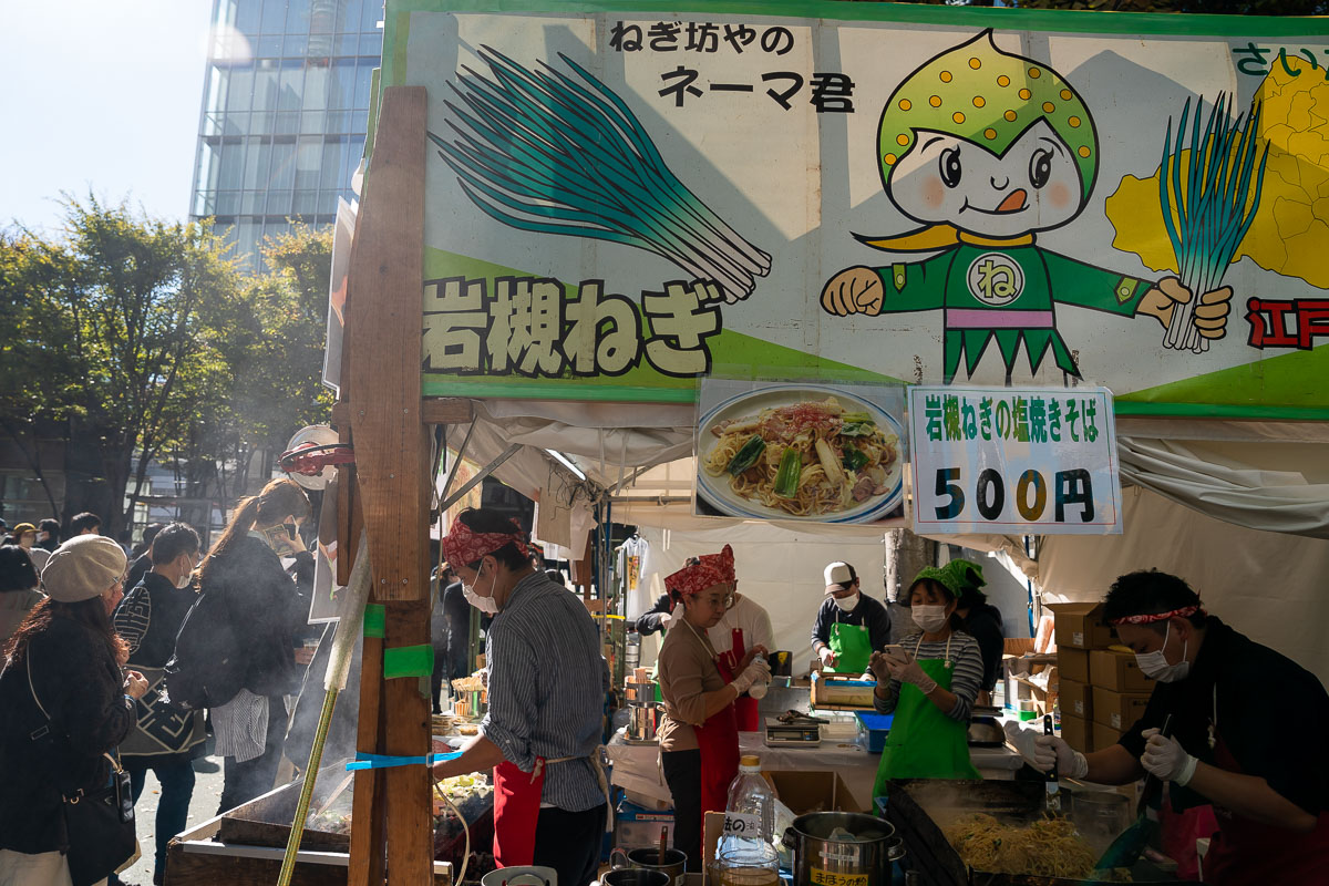 岩槻市のねぎキャラ・ネーマくんがアピールする岩槻ねぎの塩焼きそば