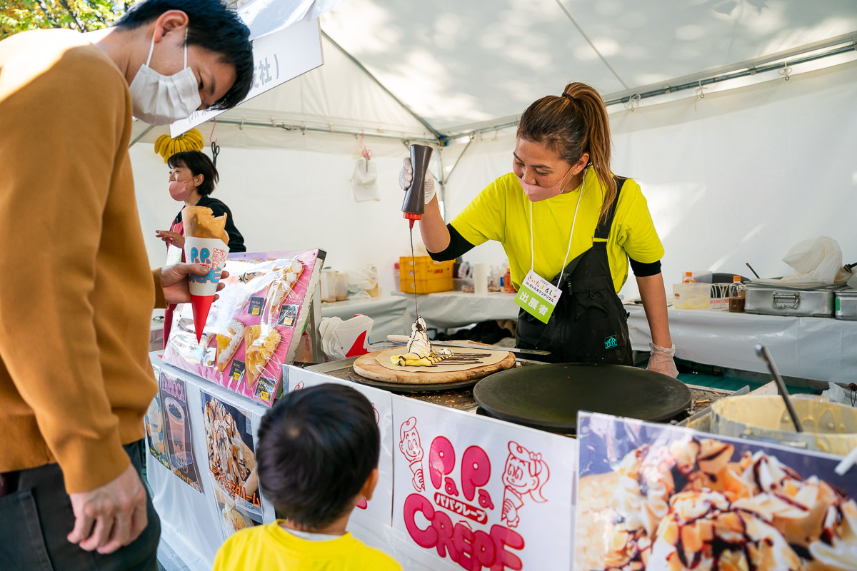 甘い匂いを漂わせながら、子供にクレープ作りを見せてくれていたパパクレープ