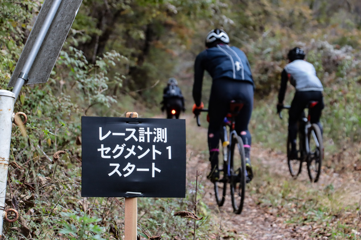 レース区間の計測開始地点と計測終了地点には看板がある。看板を通過しなければタイム計測は始まらないので、スタート前に息を整えることもできる