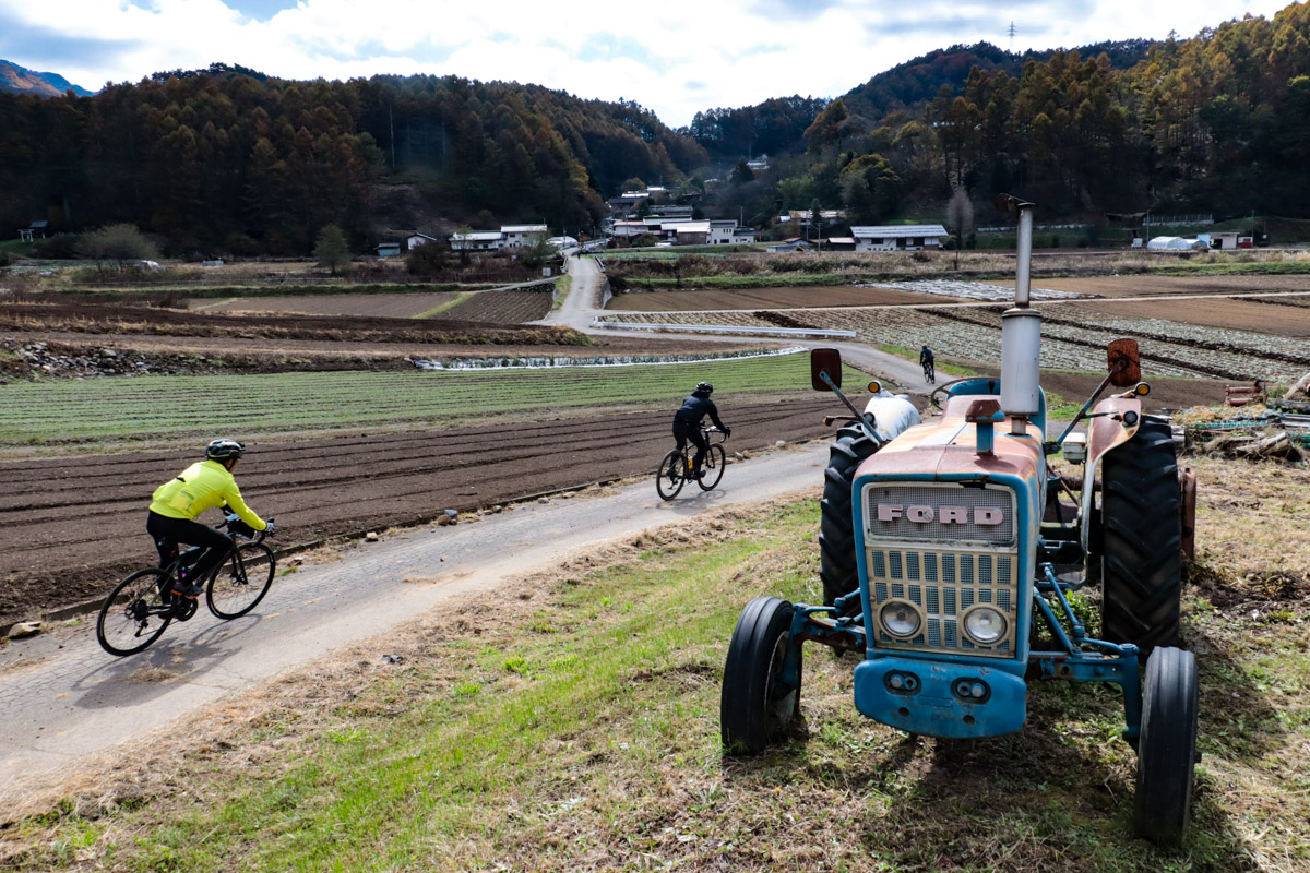 舗装路のリエゾン区間に出ると、ホッと一安心！　スムーズな道路はやっぱり走りやすい！