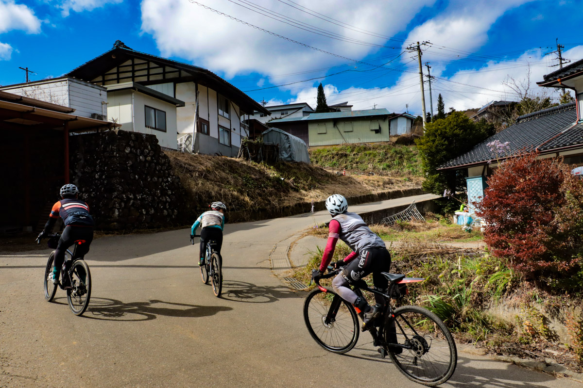 リエゾン区間では、公道を走り、山間の農村を通る。周回コースを走るシクロクロスと違い、グラベルライドには旅の要素がある