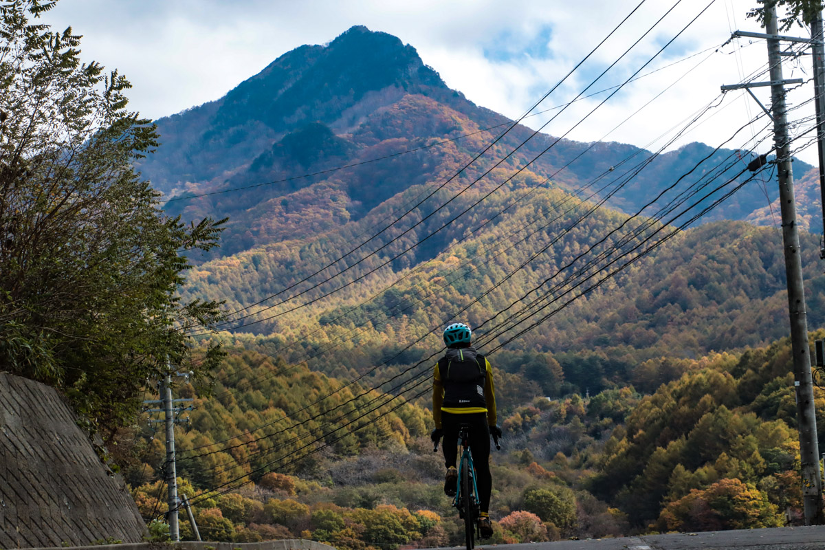 見よ、この圧倒的な景色を！　標高が高いだけに10月下旬でもところどころ紅葉していた