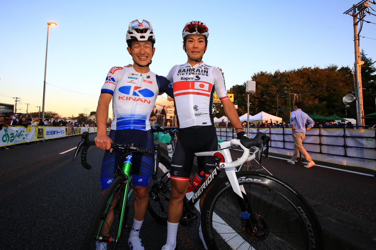 引退する中島康晴(キナンレーシングチーム)と、かつて共に走った新城幸也