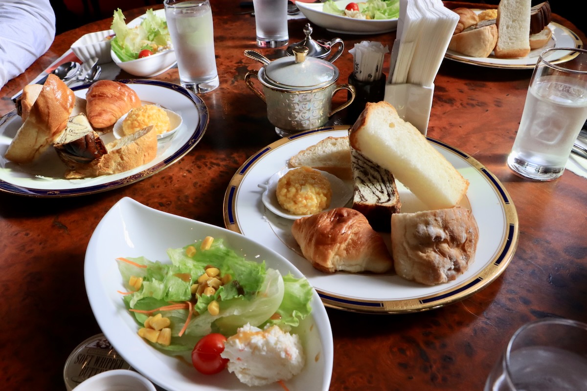 明治時代の銀行を改装した喫茶店「鳳来館」でモーニングサービス。お腹いっぱいです