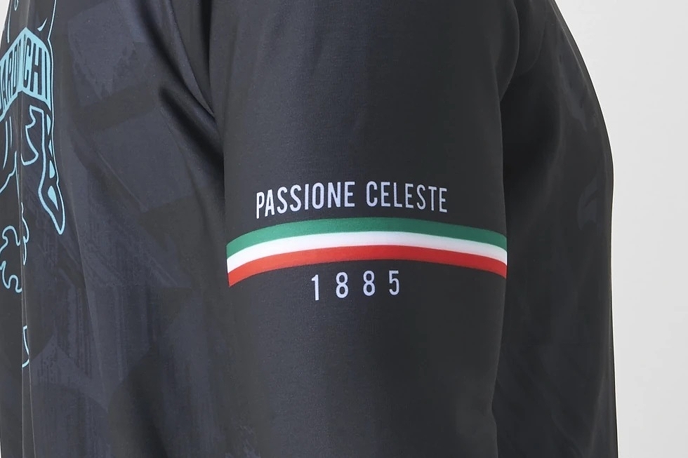 右袖にはイタリアンフラッグの上下に「PASSIONE CELESTE」と「1885」をデザイン