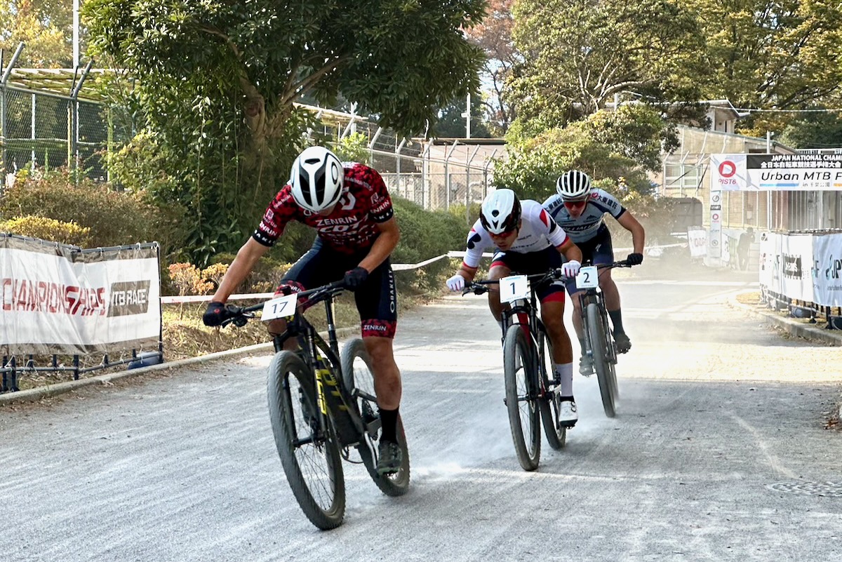 XCC序盤、平林安里(TEAM SCOTT TERRA SYSTEM)が積極的にペースを上げる