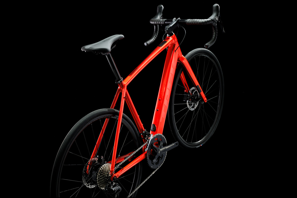 ロードバイク然としたスマートなルックスに仕上げられた、トレック Domane Plus AL5