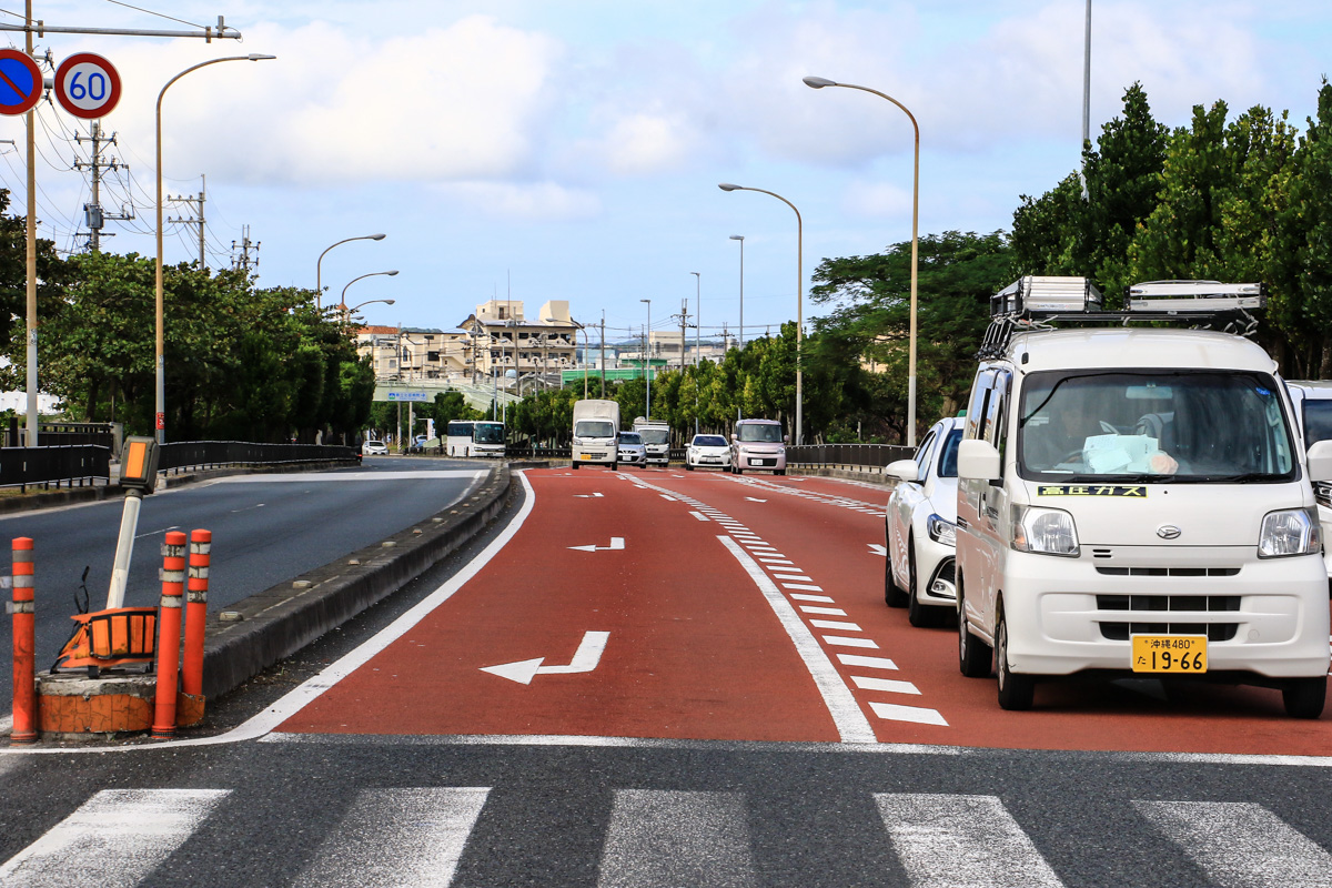 国道56号線へ出て右折、クルマのある車線側を逆走する進行方向でフィニッシュへと向かう