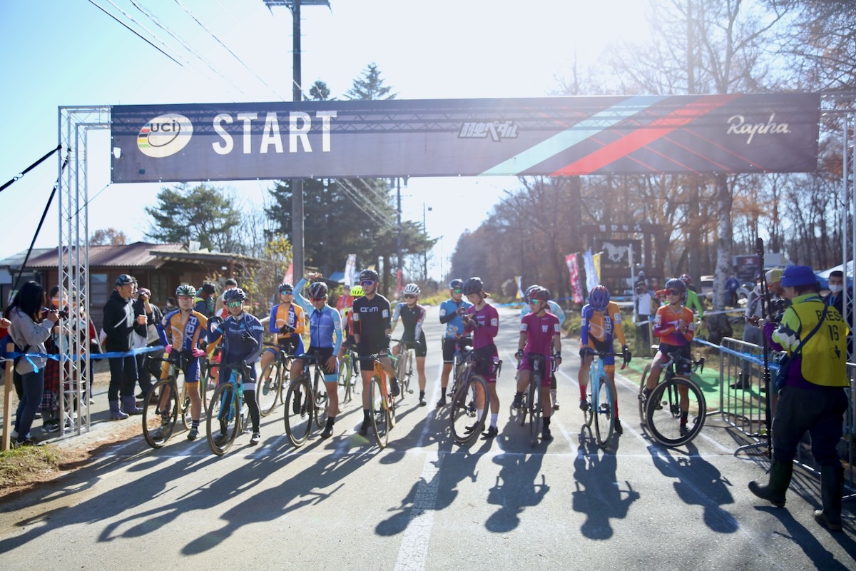 小川咲絵(AX cyclocross team)が選手紹介を受ける