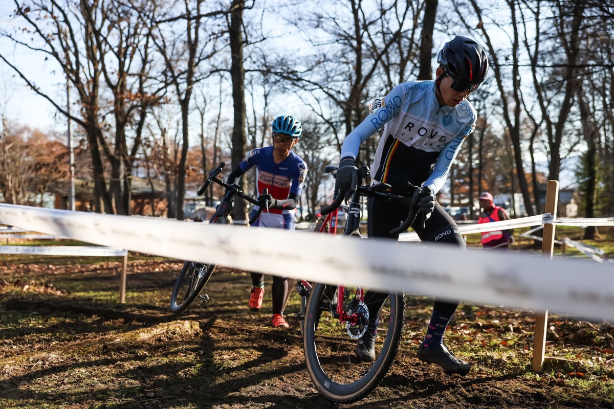 先頭争いを繰り広げる長岩泰生(ROND CX TEAM)と木下翔平(コムリン)