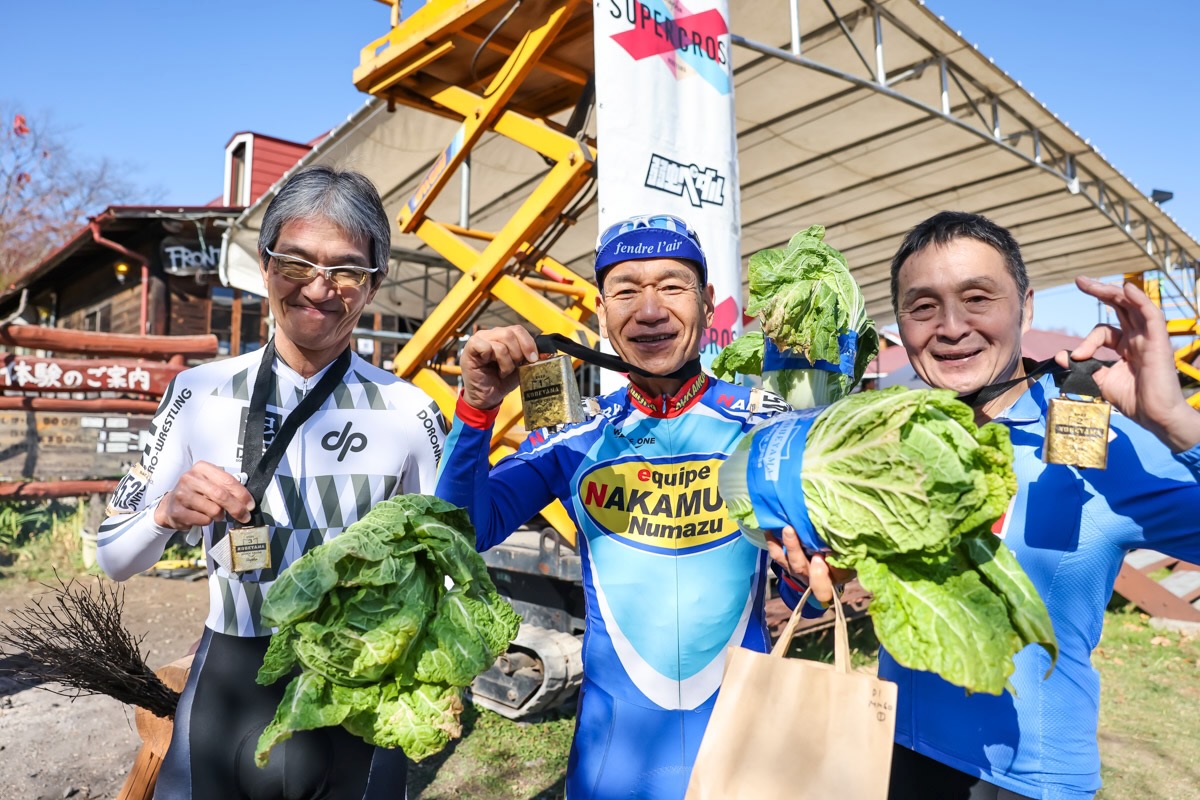 マスターズ60歳以上カテゴリーを制した原野博明(エキップナカムラ)ら、表彰台登壇者