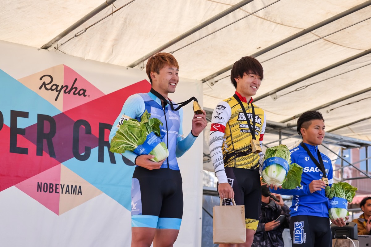 C2表彰台:熱戦を繰り広げた五十嵐と宮本、そして高橋壮(サガミレーシング)が登壇