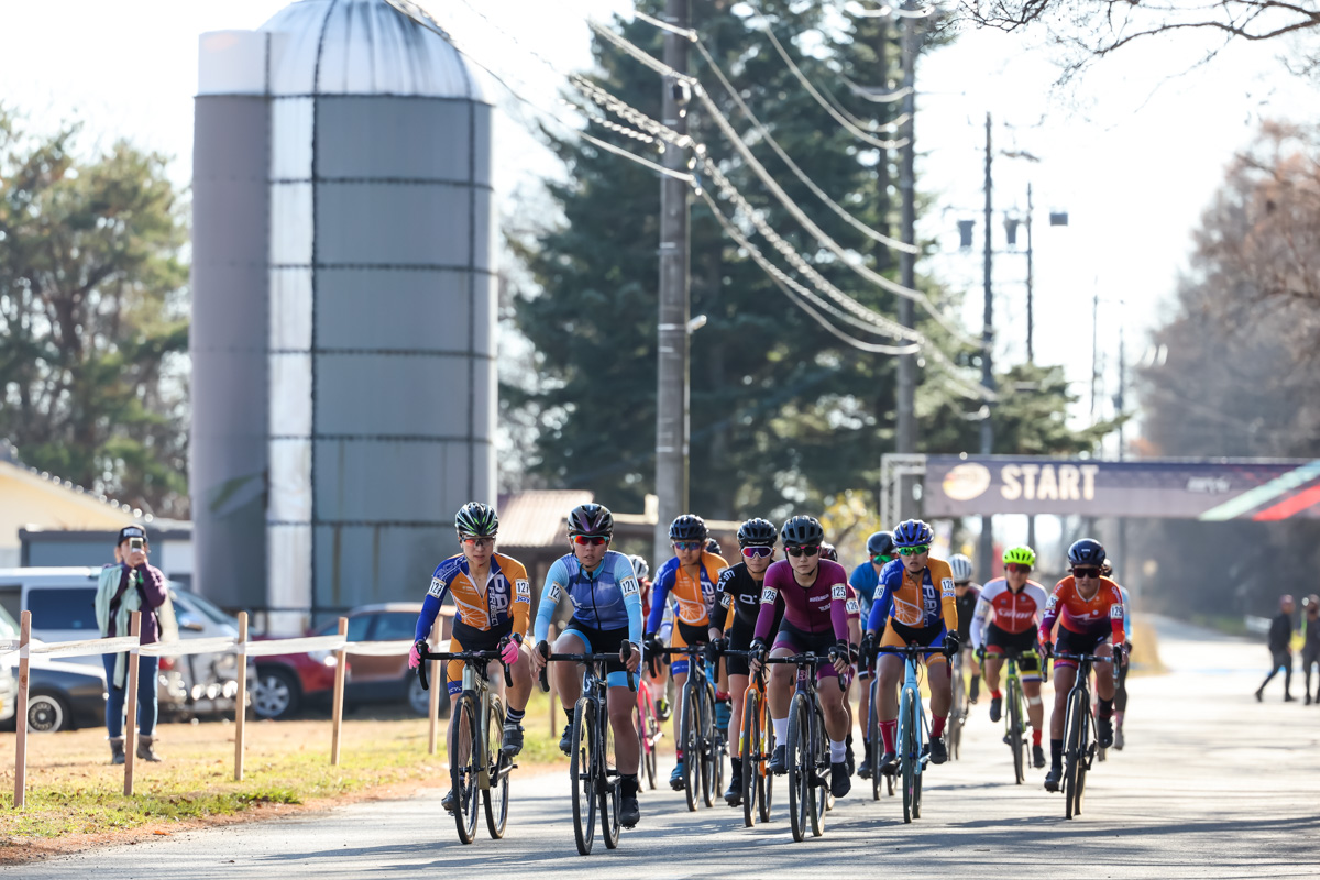 女子エリートレースがスタート。小川咲絵(AX cyclocross team)がダッシュを決めた