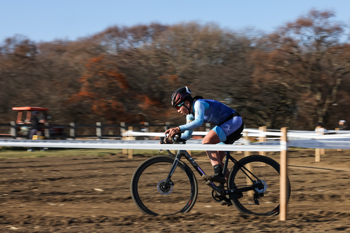 S字コーナー区間を独走する小川咲絵(AX cyclocross team)