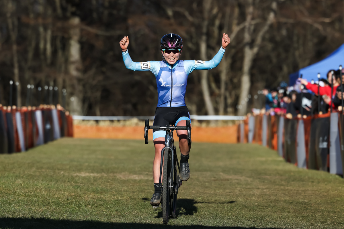 2位以下を大きく突き放して勝利した小川咲絵(AX cyclocross team)