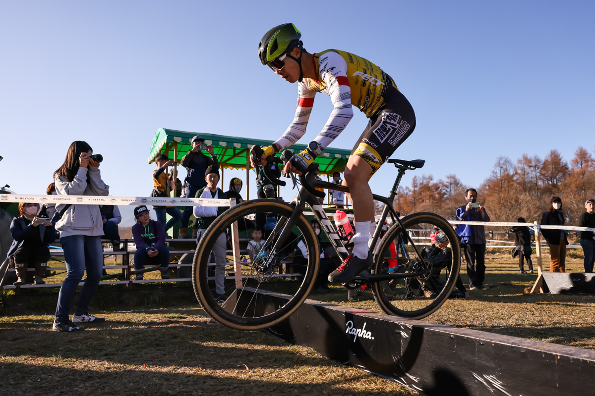 バニーホップでシケインを飛びきる織田聖（弱虫ペダルサイクリングチーム）