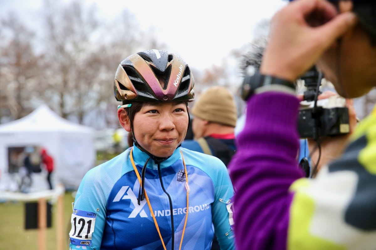 インタビューに答える小川咲絵（AX cyclocross team）