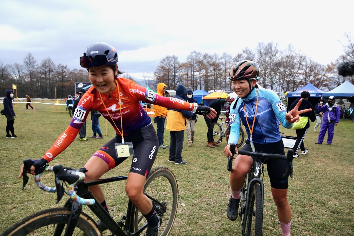小川咲絵(AX cyclocross team)を與那嶺恵理(ヒューマンパワードヘルス)が祝福