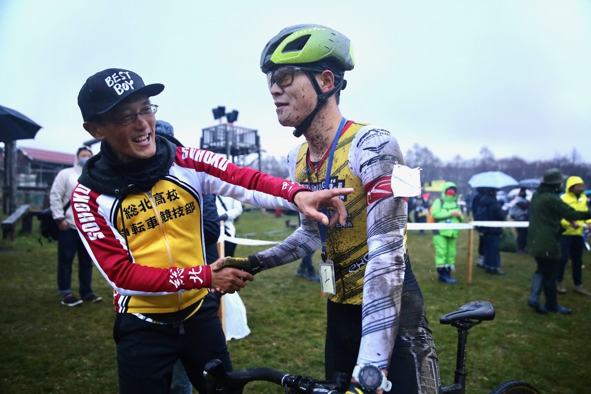 織田聖(弱虫ペダルサイクリングチーム)を渡辺先生が出迎える