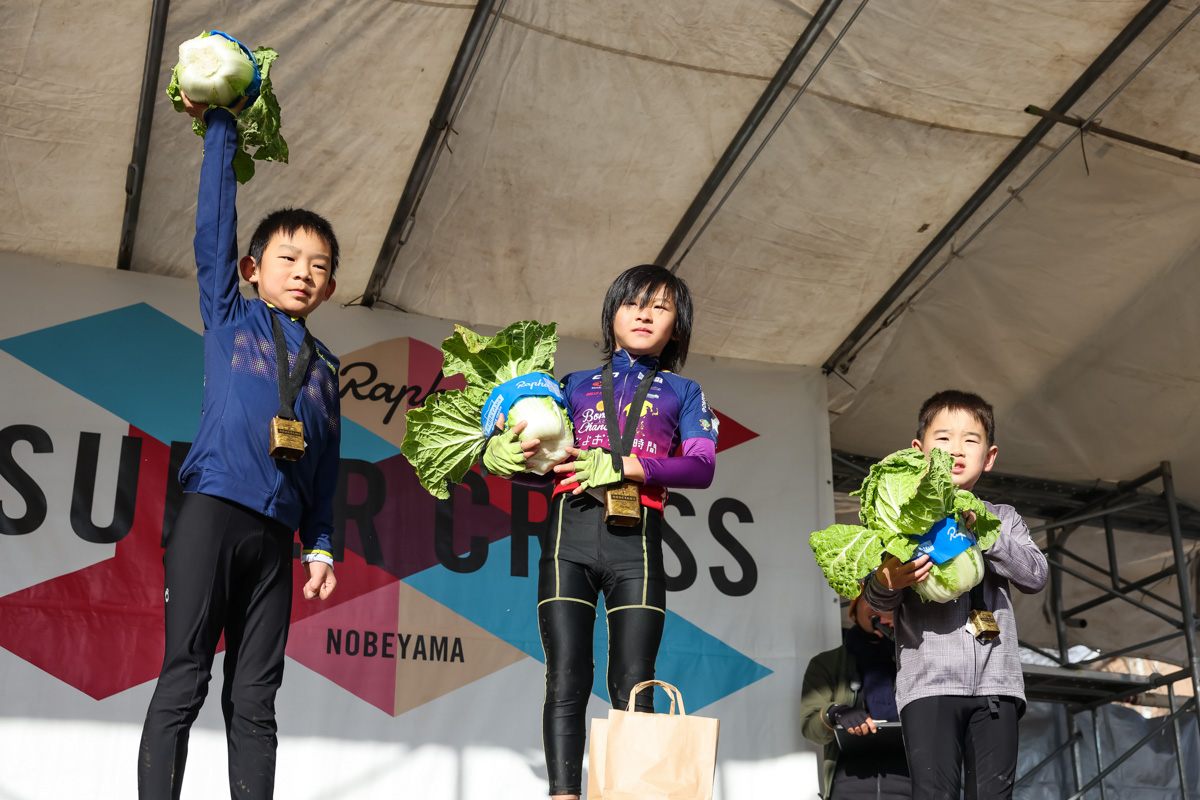 CK1表彰台。優勝は綱嶋一信(ボンシャンス)