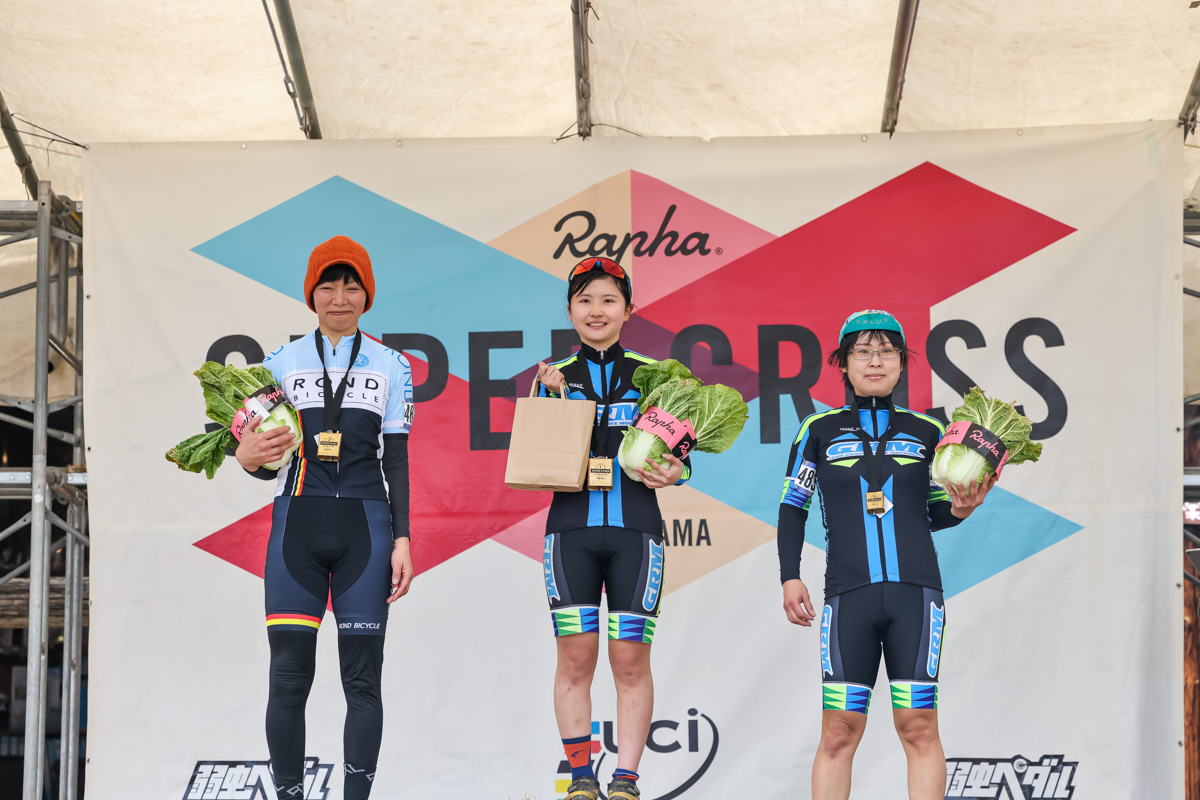 女子エリートカテゴリー2+3表彰台。綱嶋凛々音(team GRM)が勝利した