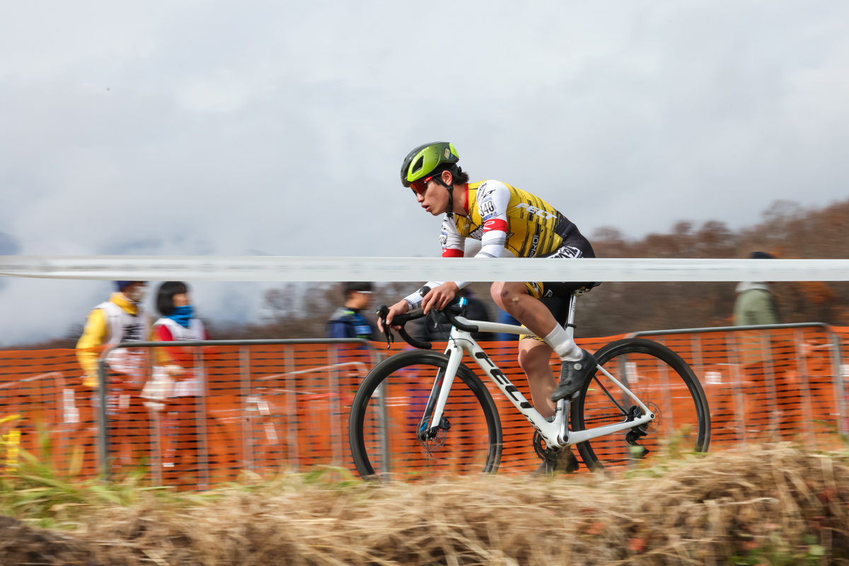 前日勝者でオープン参加となった五十嵐洸太(弱虫ペダルサイクリングチーム)が逃げる
