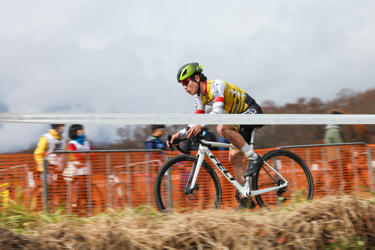 前日勝者でオープン参加となった五十嵐洸太（弱虫ペダルサイクリングチーム）が逃げる