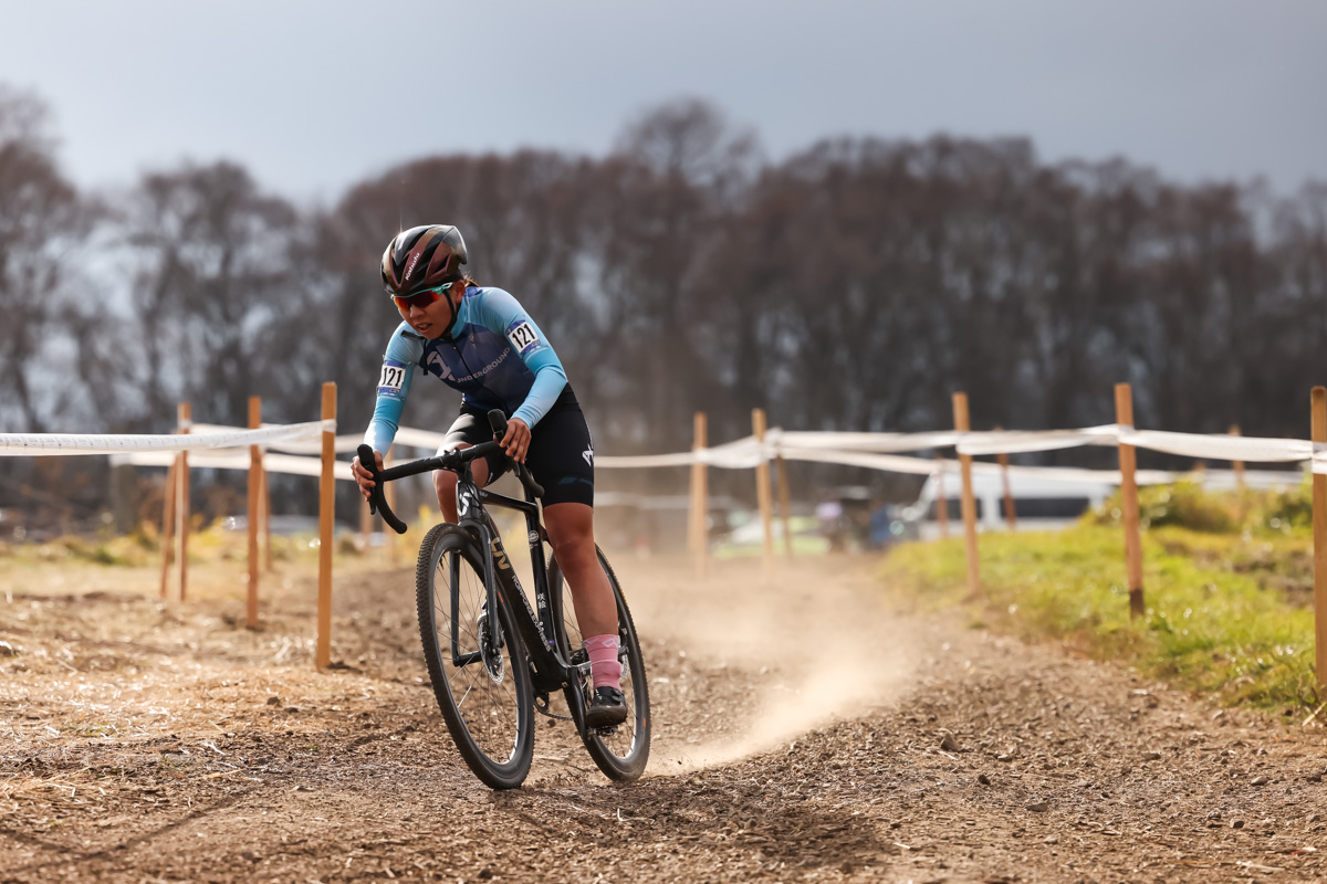登りを味方に独走態勢を築いた小川咲絵(AX cyclocross team)