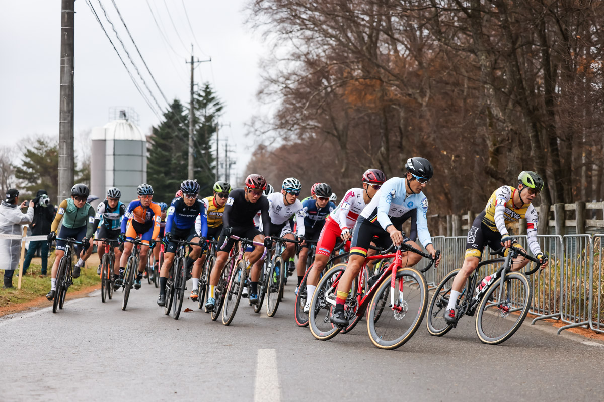 織田聖（弱虫ペダルサイクリングチーム）と丸山厚（BOMA/ROND CX TEAM）が並んでコーナーに飛び込む