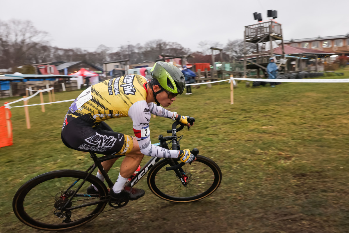 滑りやすい路面で独走態勢に持ち込む織田聖（弱虫ペダルサイクリングチーム）