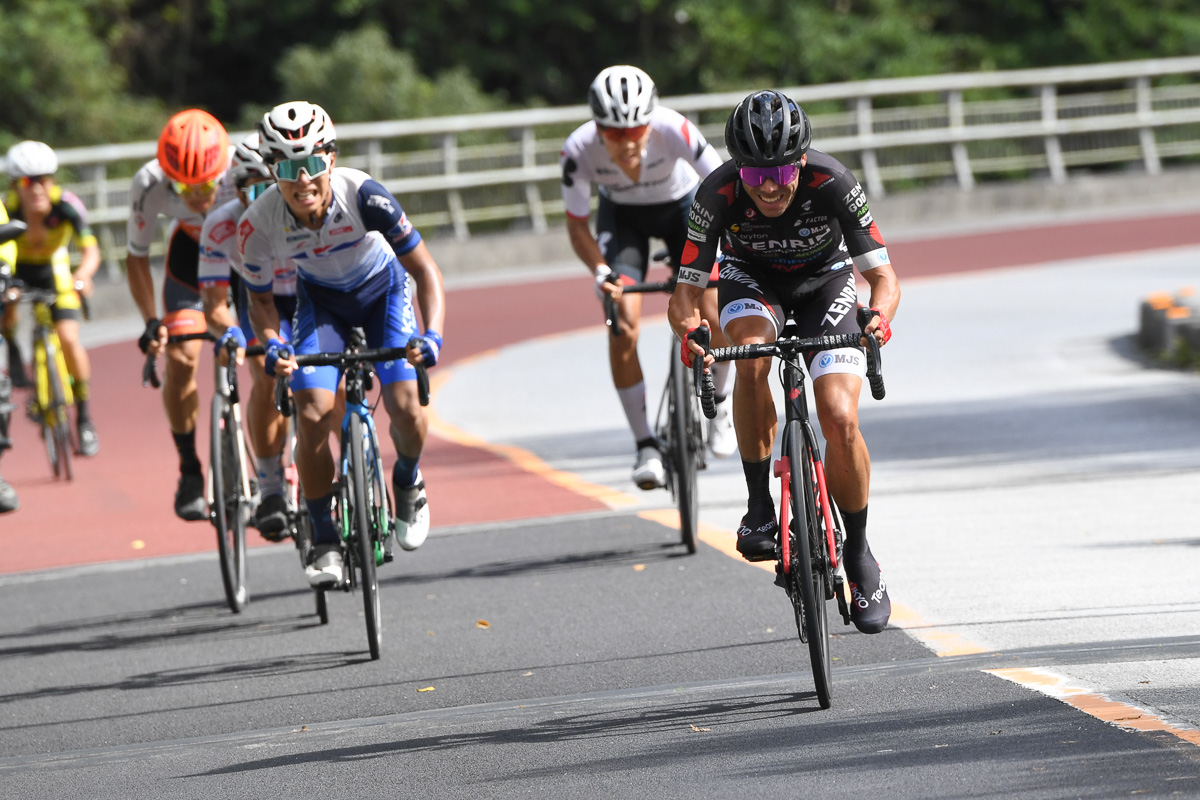 残り10km　登り区間でアタックするベンジャミ・プラデス（チーム右京）