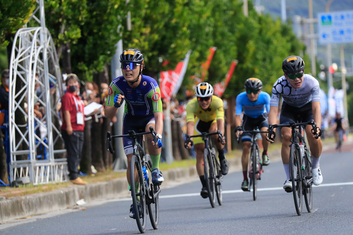 2位争いのスプリントは北野普識(イナーメ信濃山形)、南広樹(TeamZenko)の順で通過