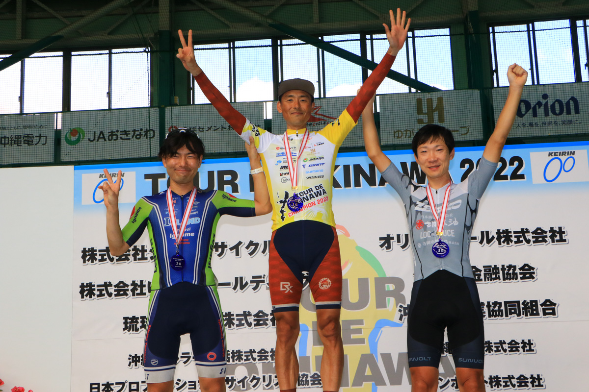 市民210kmレース表彰 1位高岡亮寛（Roppong Express）、2位北野普識（イナーメ信濃山形）、3位南広樹（TeamZenko）