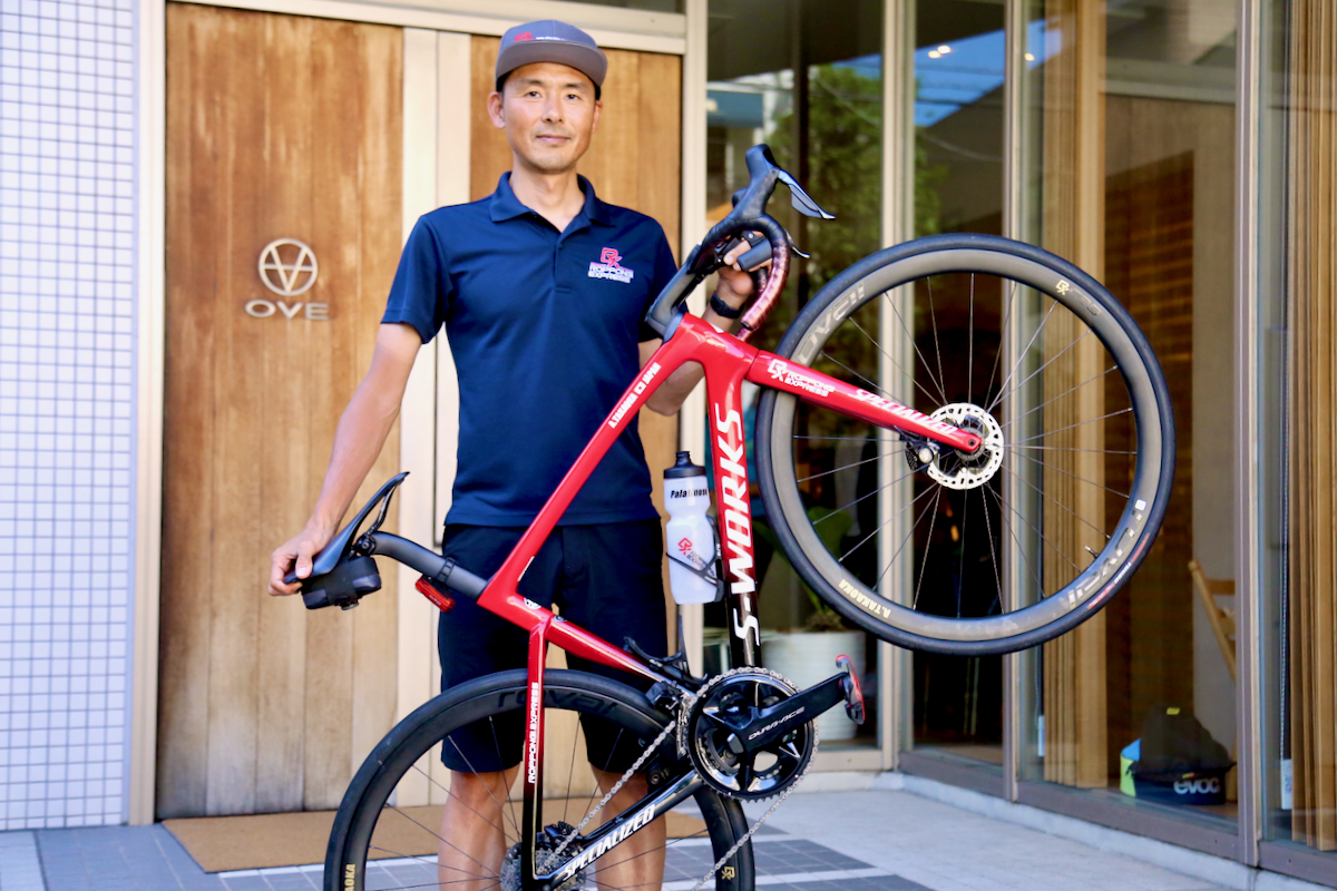 高岡亮寛さん(RX BIKE)。FC-R9200-Pを取り付けた愛車と共に
