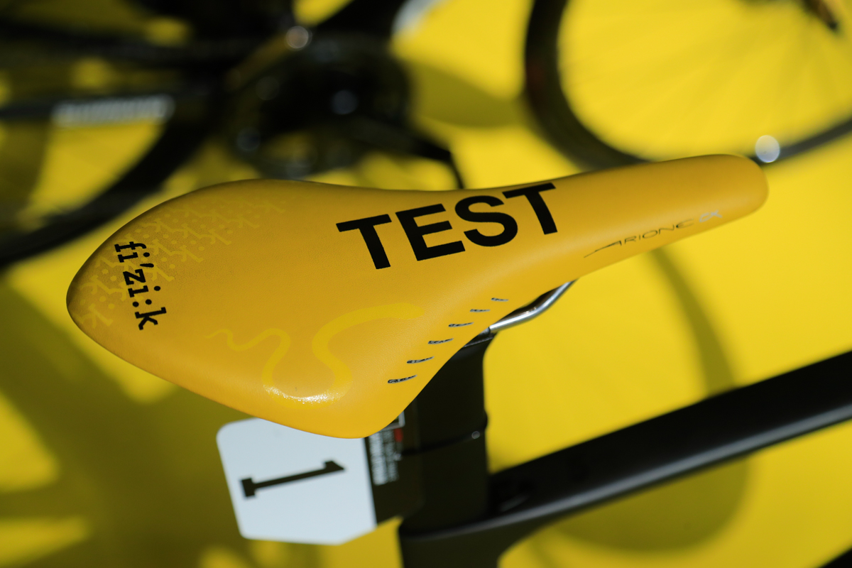 テストバイクを表す「TEST」が印字されたフィジークの名盤サドル アリオネCX