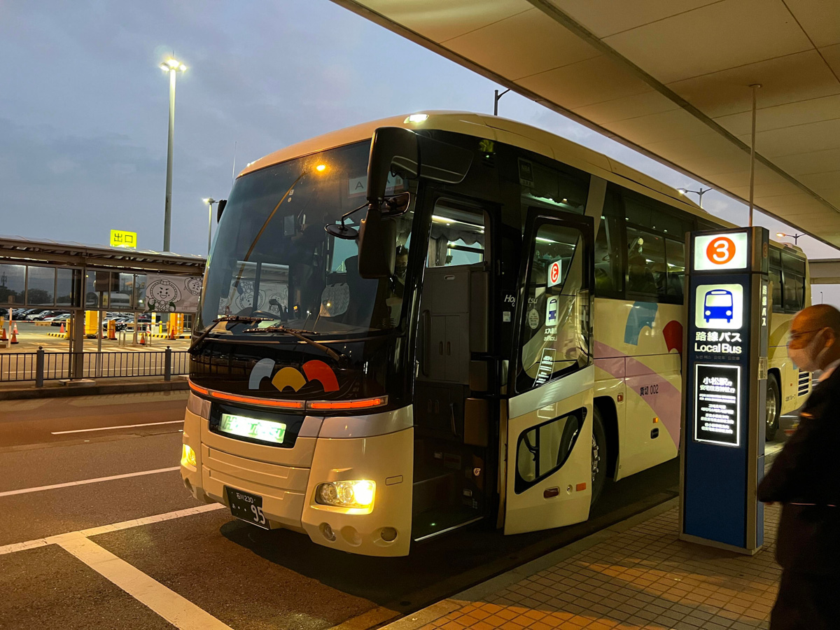 飛行機の欠航で急きょ伊丹空港までバスと電車を乗り継ぐことに