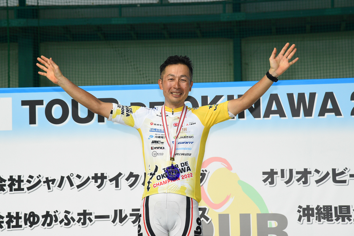  市民140km優勝 井上和郎（バルバワークスハクサンストア）。公式には表彰式は無かったため、セルフフォトセッションで