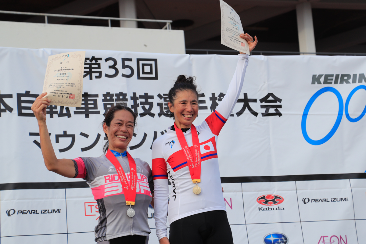 女子マスターズ1位 小林真清(Team Soleil悠)、2位 綾野桂子(cycleclub 3UP.)