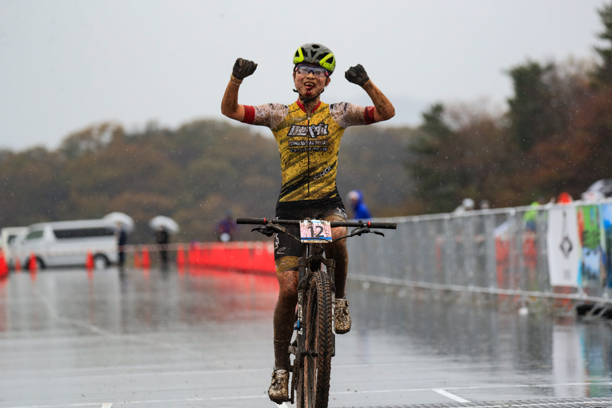 女子U23優勝の小林 あか里(弱虫ペダルサイクリングチーム)が女子総合トップだ