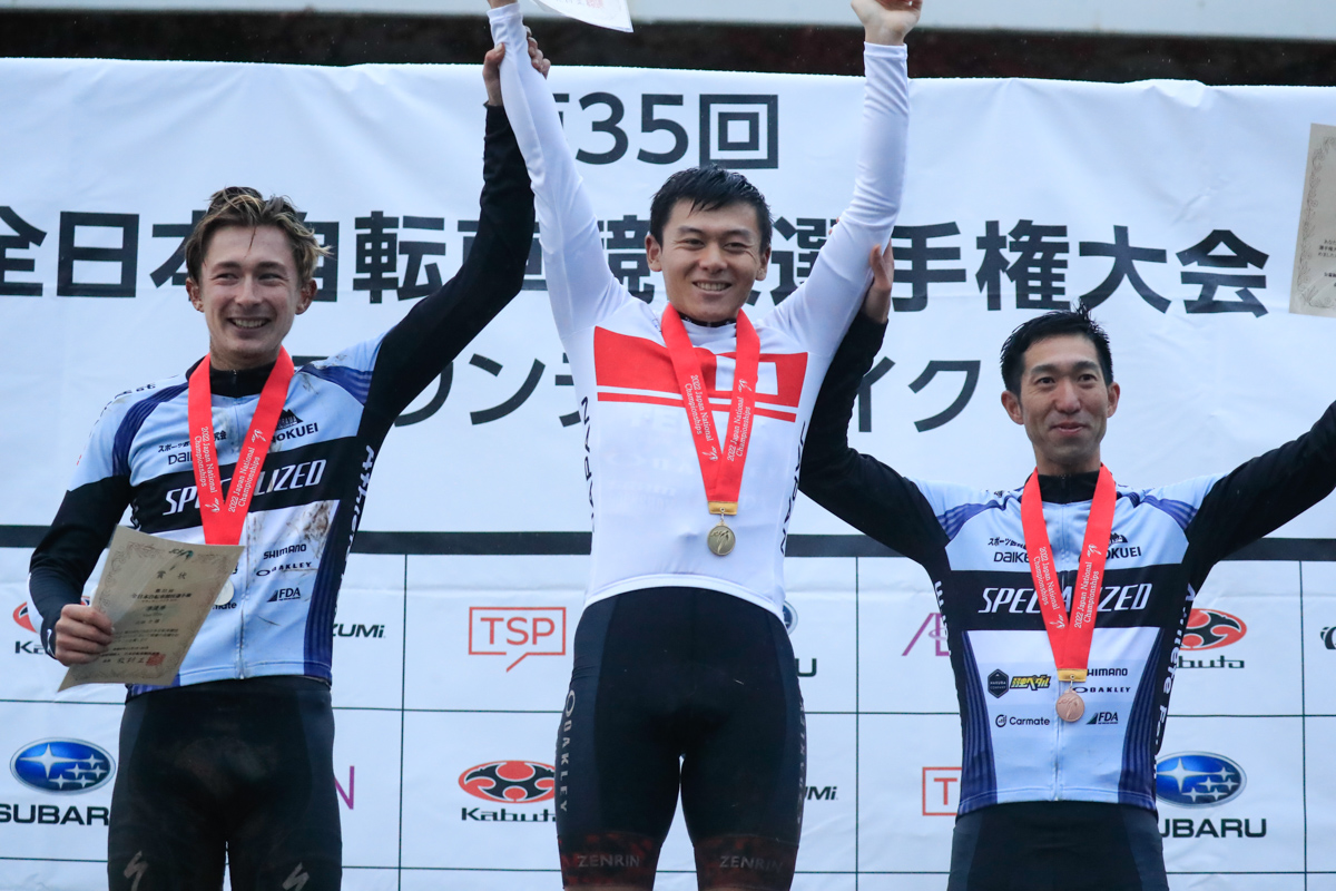 男子エリート1位  平林安里（TEAM SCOTT TERRA SYSTEM）、2位 北林力、3位山本幸平（ともにAthlete Farm SPECIALIZED）