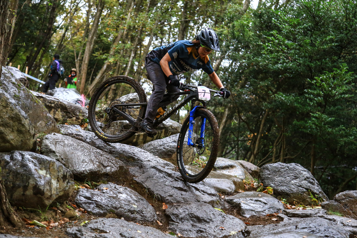 トライアルスタイルで滑りやすい難所「枯山水」をクリアする末政実緒（SANTA CRUZ/ヨツバサイクル）