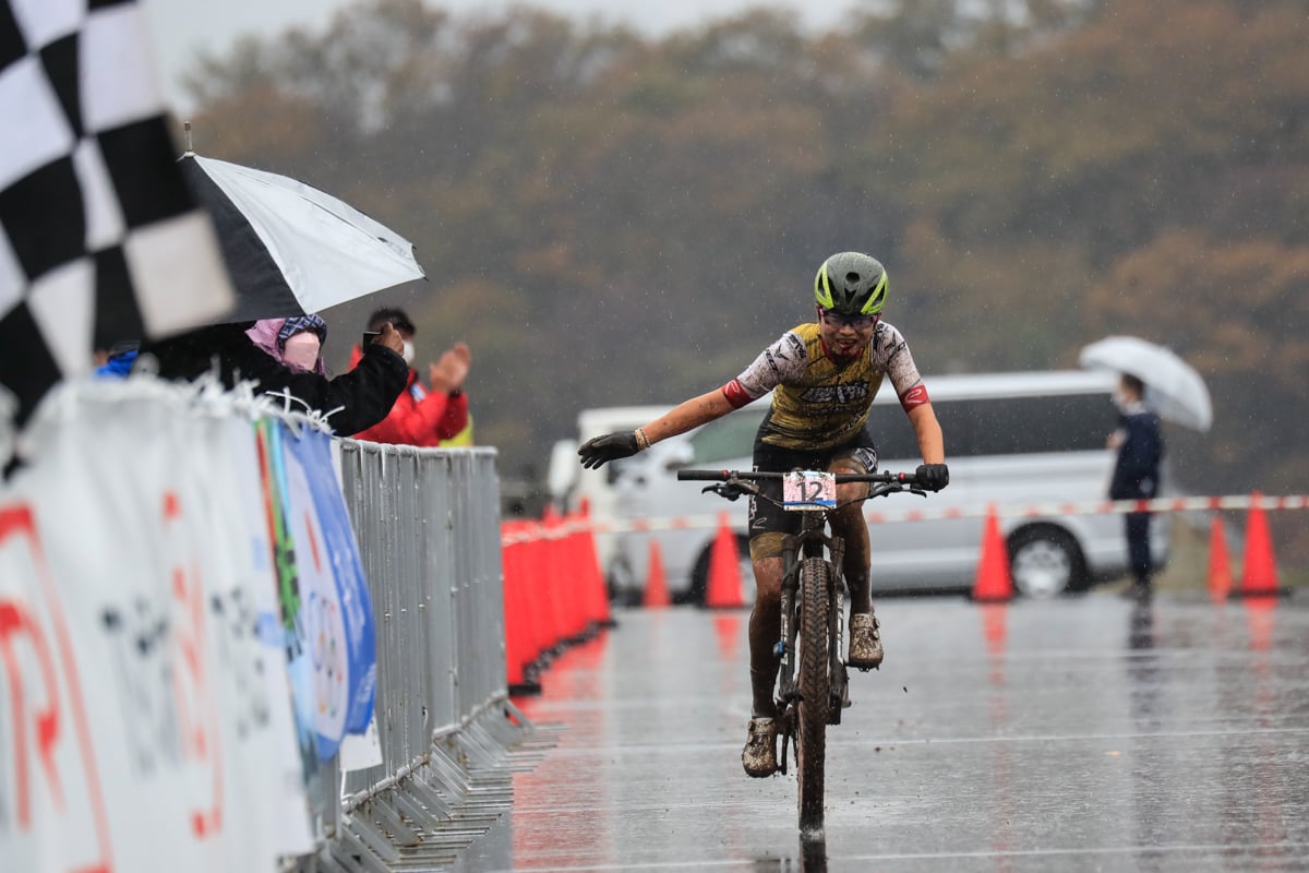 女子エリートとU23すべての総合トップでフィニッシュする小林あか里（弱虫ペダルサイクリングチーム）