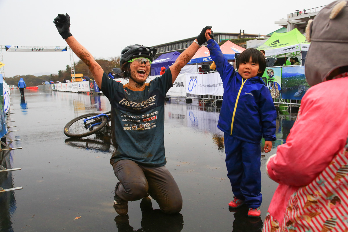 子どもたちと3度めのXC日本タイトル獲得を喜ぶ末政実緒（SANTA CRUZ/ヨツバサイクル）