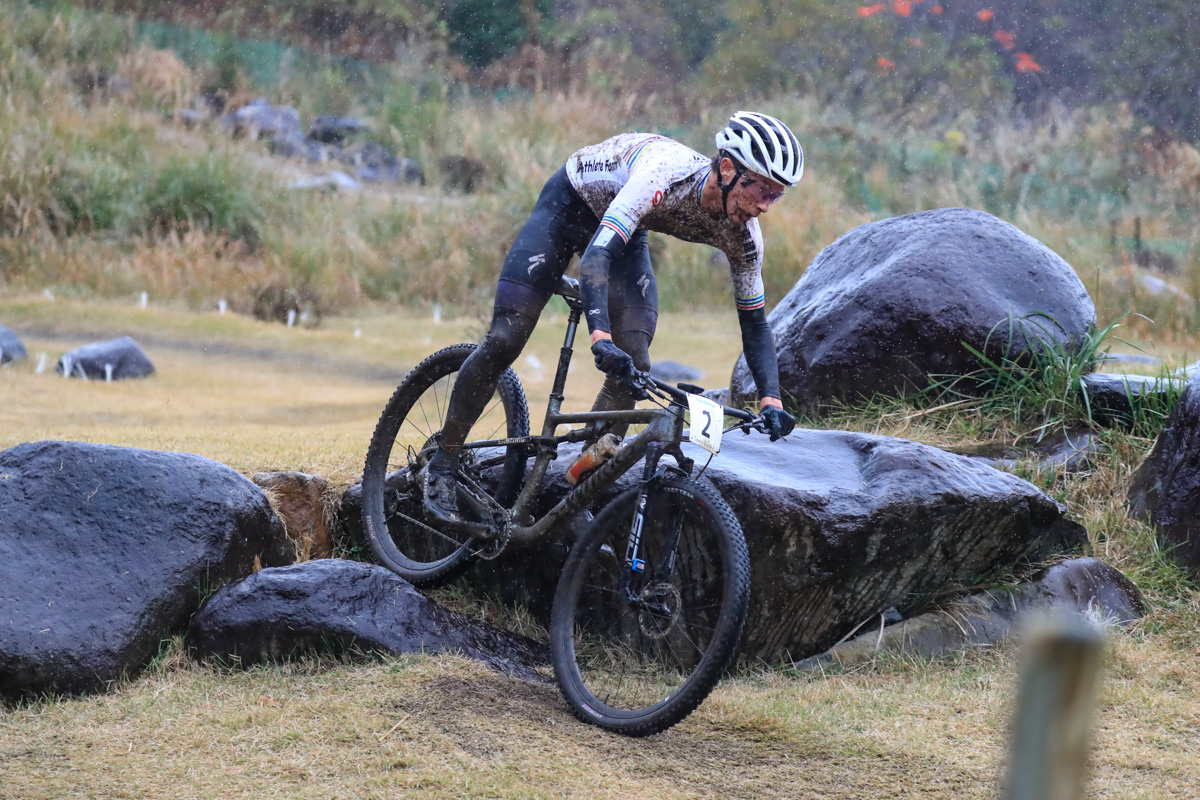 諦めずに平林を追う北林力（Athlete Farm SPECIALIZED）