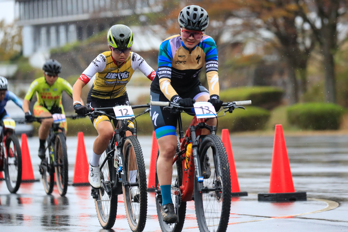 スタートしてのホールショットは松本璃奈（RIDE MASHUN SPECIALIZED）